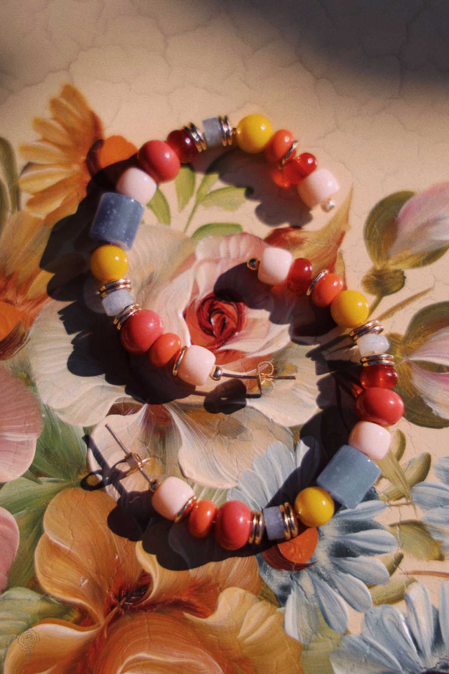 OPEN HOOPS WITH MULTICOLOR BEADS