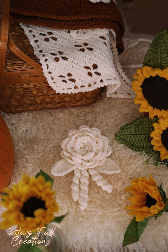 Rita's White Flower Crochet Hair Clip 