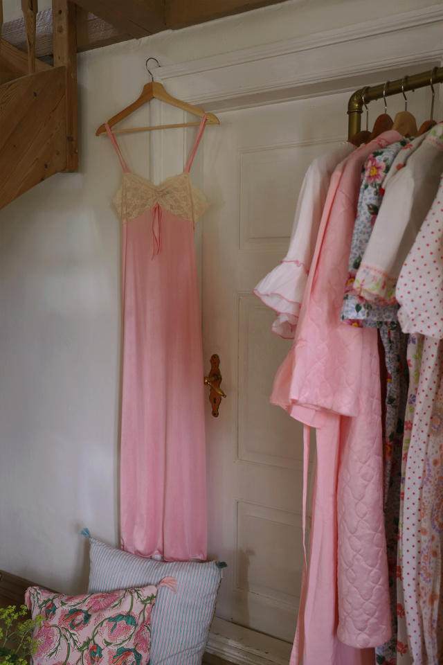 Chic Pink Lace Vintage Gown | S