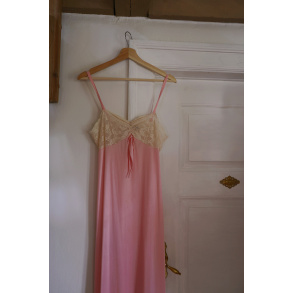 Chic Pink Lace Vintage Gown | S