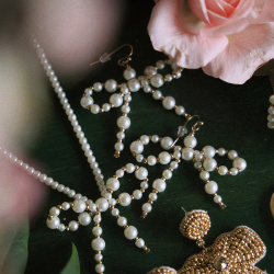 Beaded Bow Holly Necklace 