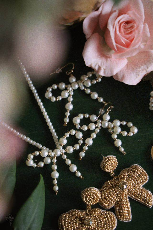 Beaded Bow Holly Necklace 