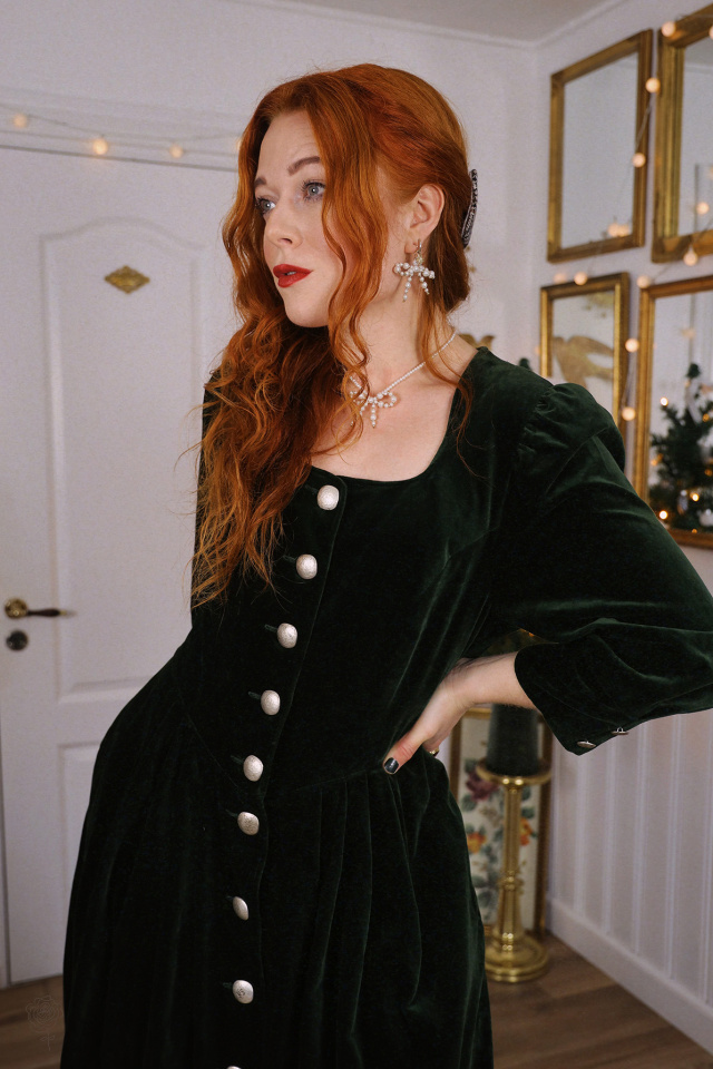 Beaded Bow Holly Necklace 