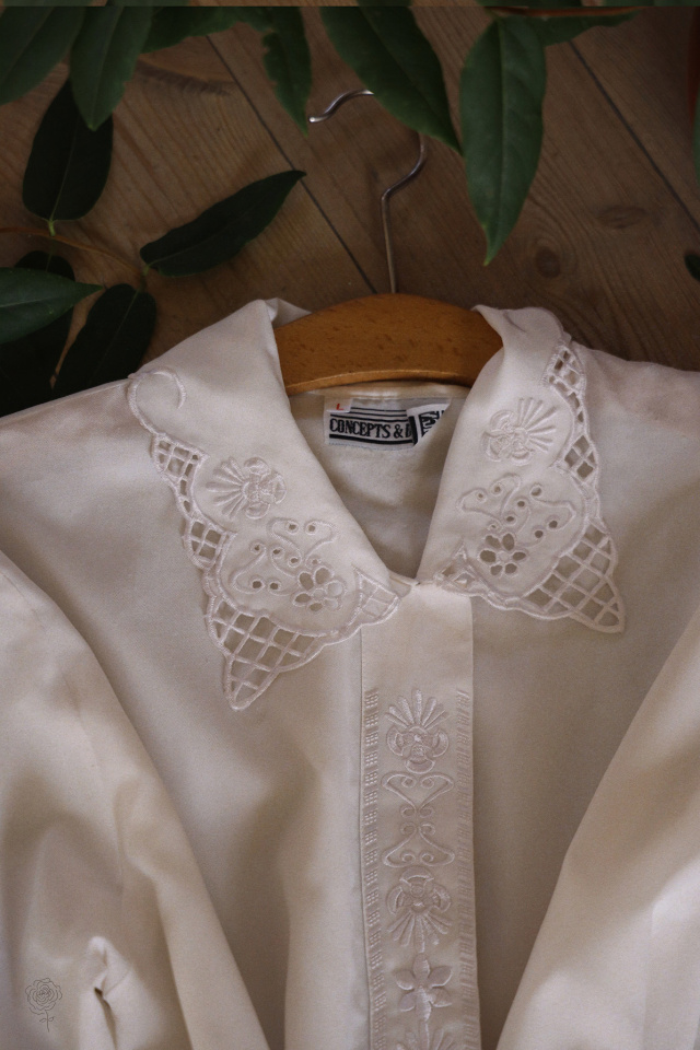 Beautiful Off White Vintage Blouse | L