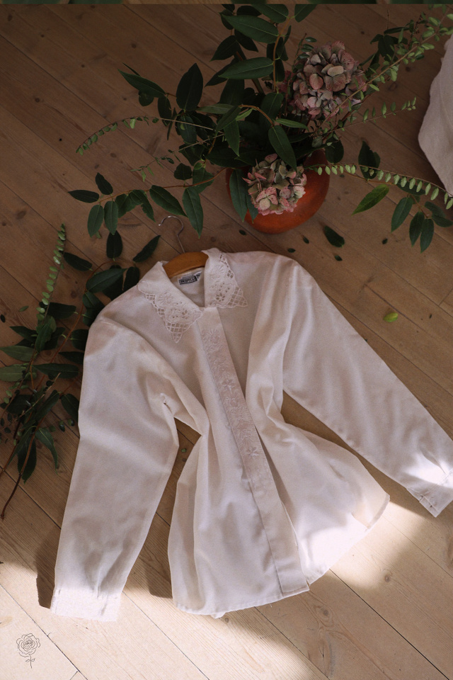 Beautiful Off White Vintage Blouse | L