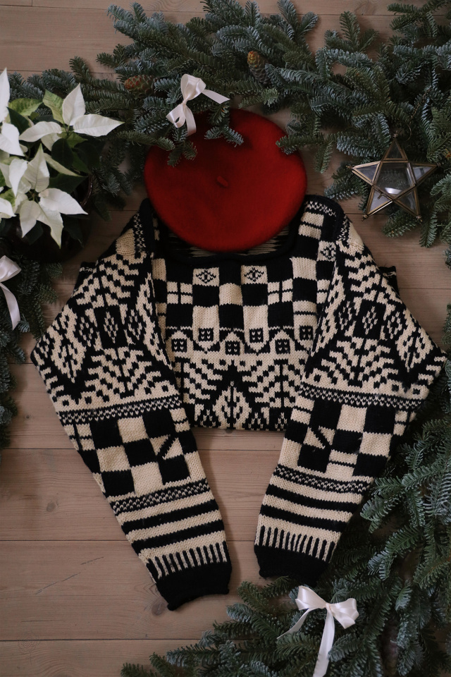 Black &amp; Beige Pattern Vintage Sweater | M