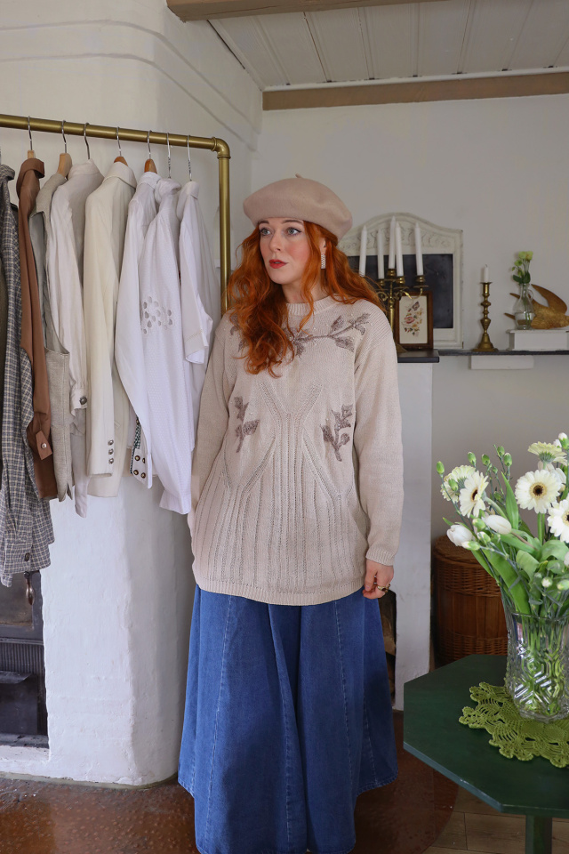 Beige Floral Embroidered Beaded Vintage Sweater | M