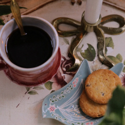 Rose Glace On Pedistal Mug