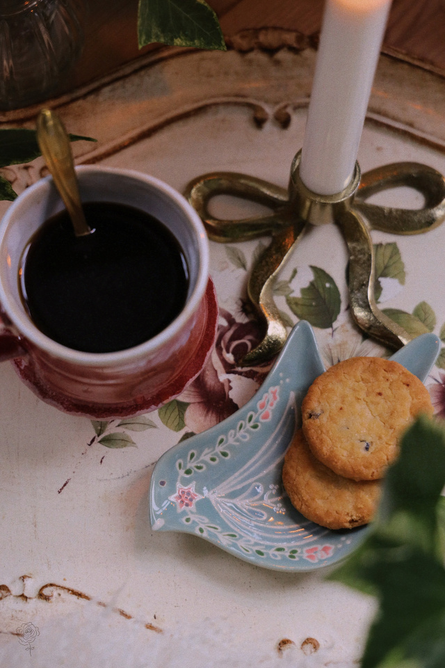Rose Glace On Pedistal Mug