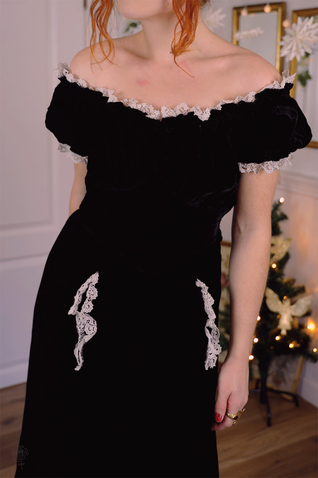 1940's Black Velvet Vintage Dress | XS