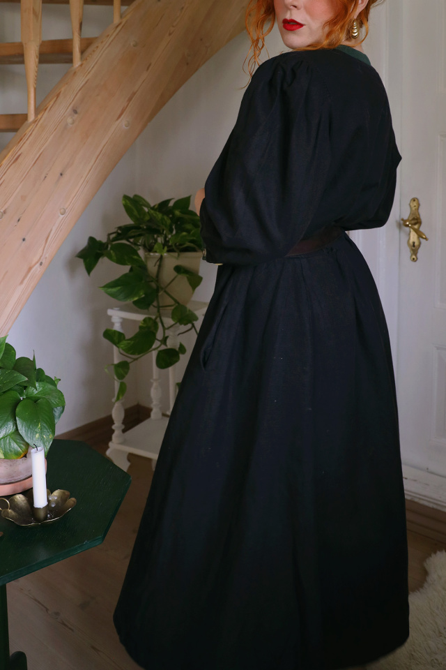 Black Countryside Winter Vintage Dress | L/XL