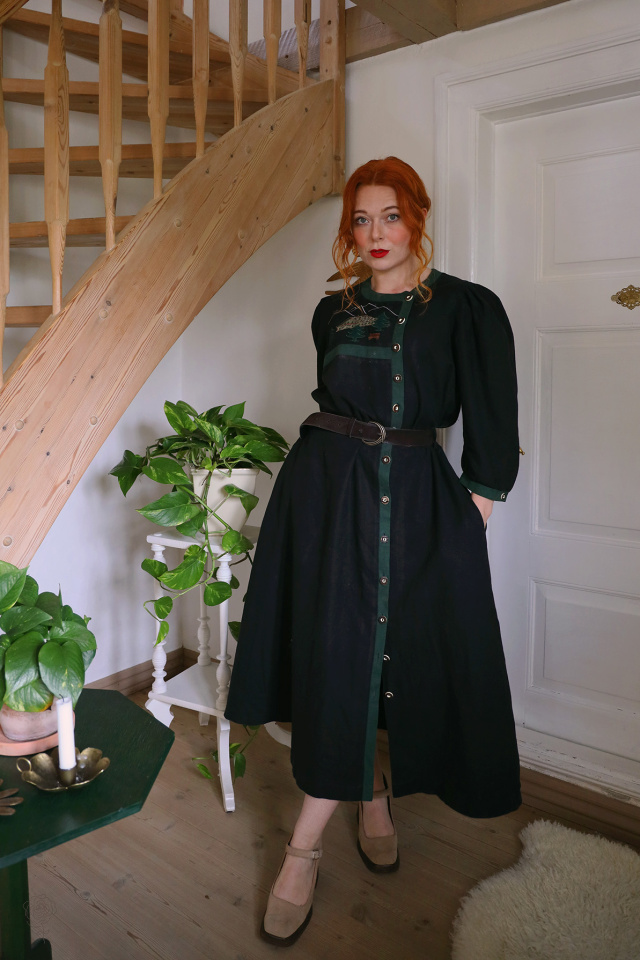 Black Countryside Winter Vintage Dress | L/XL