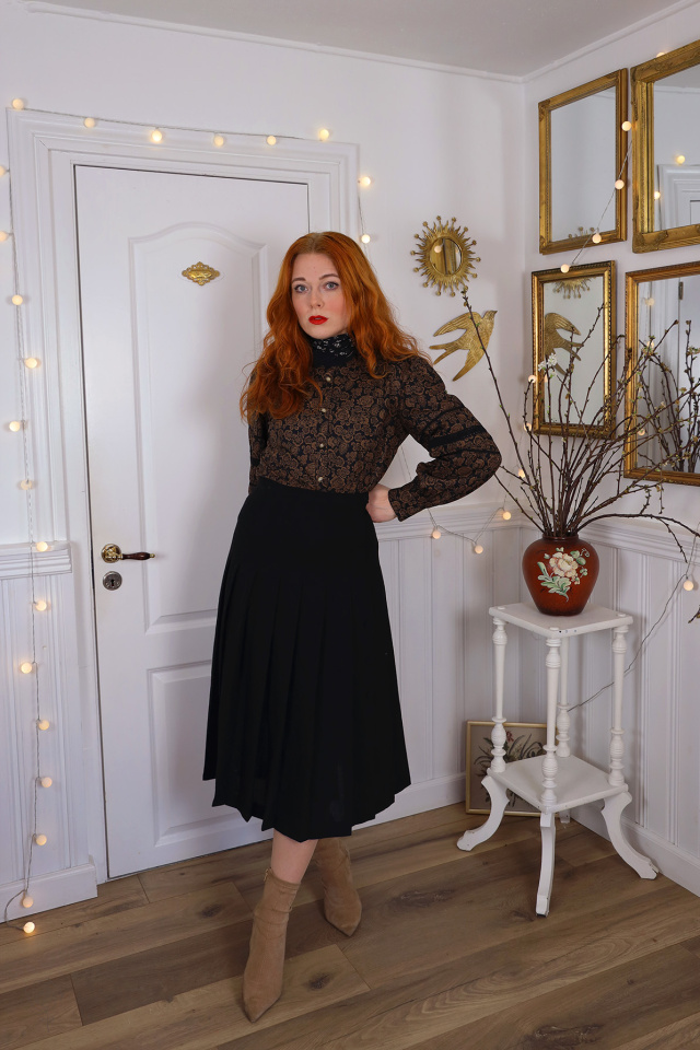 Elegant Black Pleated Vintage Skirt | S