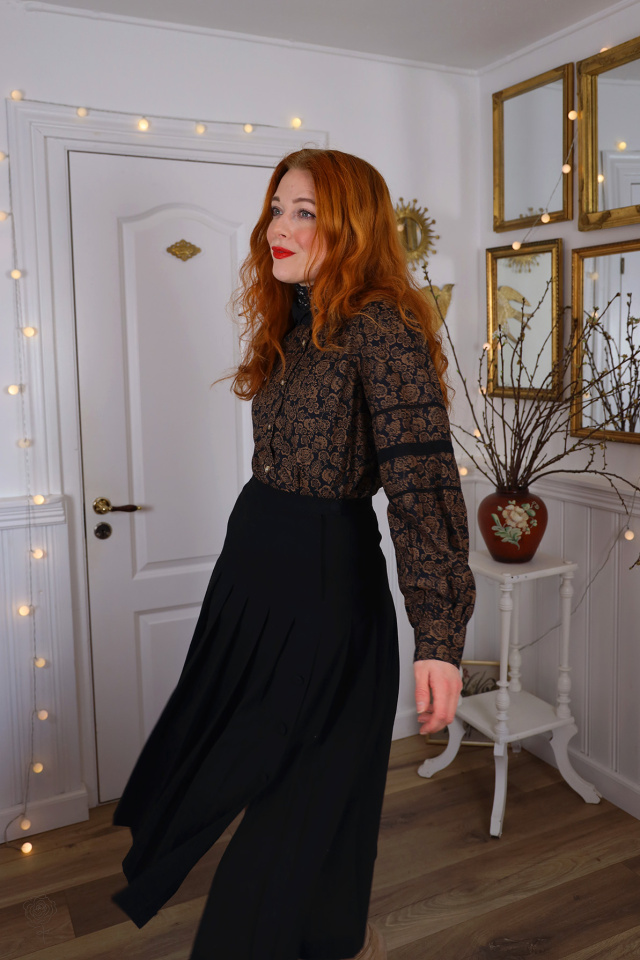 Elegant Black Pleated Vintage Skirt | S