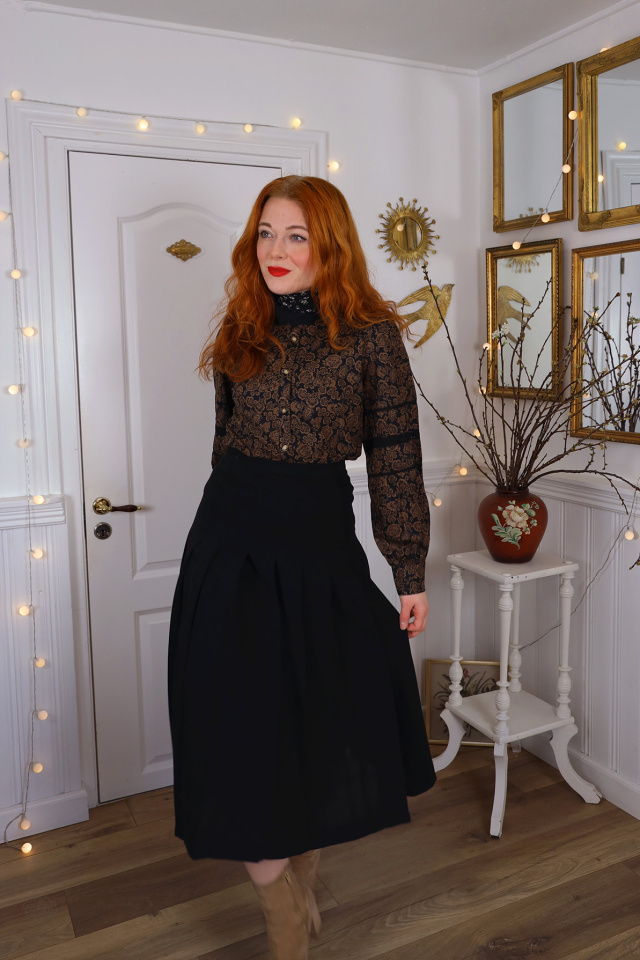 Elegant Black Pleated Vintage Skirt | S