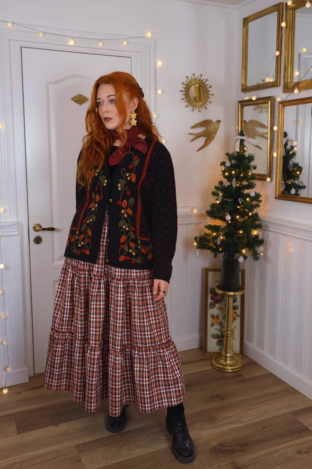 Black Floral Embroidered Vintage Cardigan | M/L