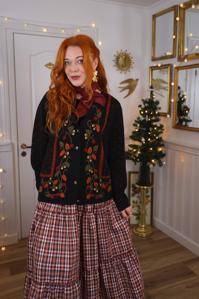 Black Floral Embroidered Vintage Cardigan | M/L