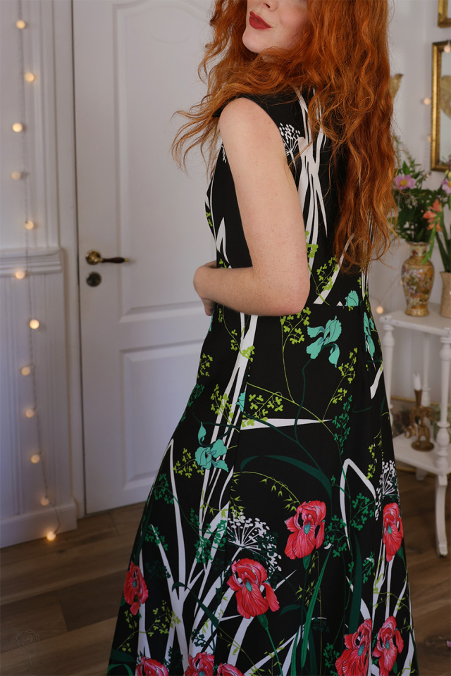 Black Floral Graphical 70's Maxi | L