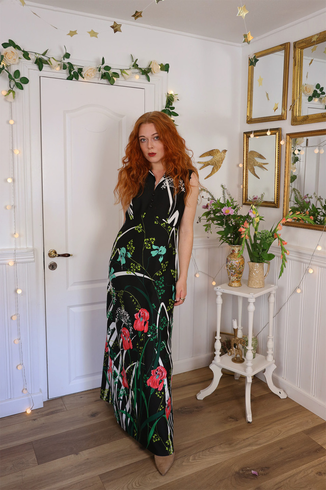Black Floral Graphical 70's Maxi | L