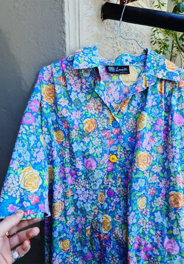 Blomstret Kjole Med Forskellige Farvede Knapper