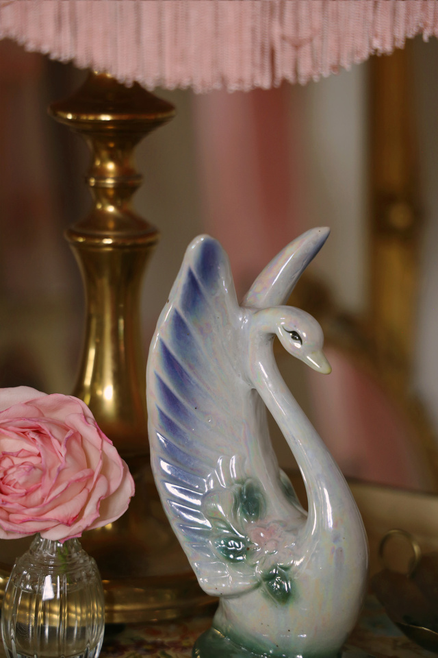 Romantic Stoneware Retro Swan 