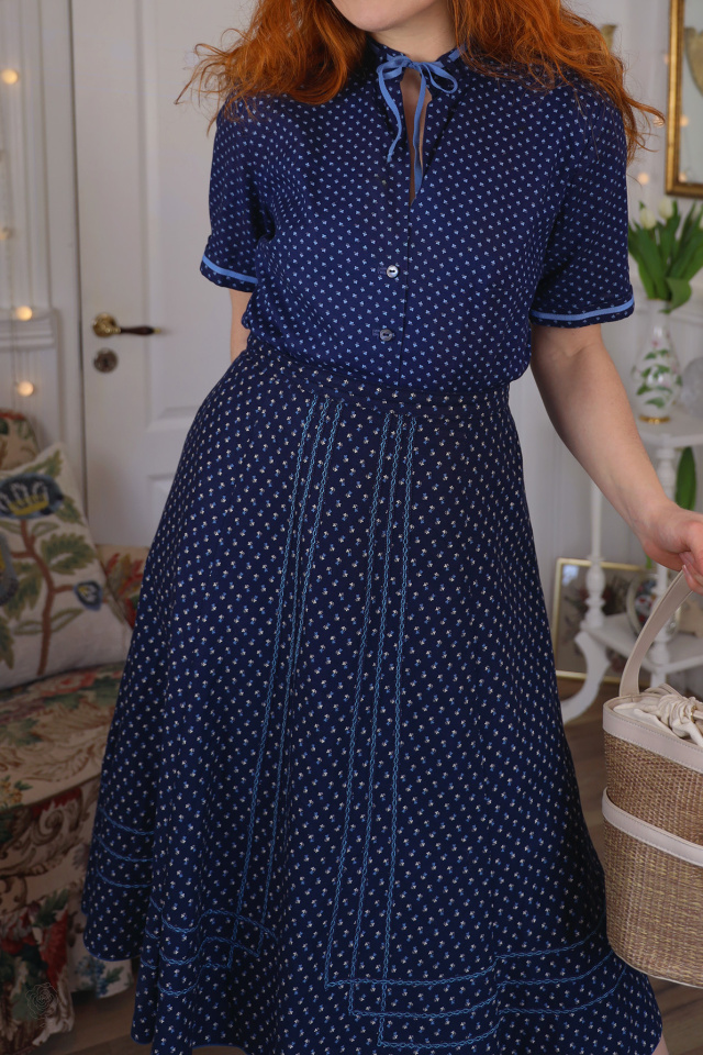 Dark Blue Floral Cotton Vintage Top | M/L