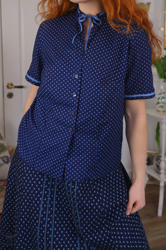 Dark Blue Floral Cotton Vintage Top | M/L