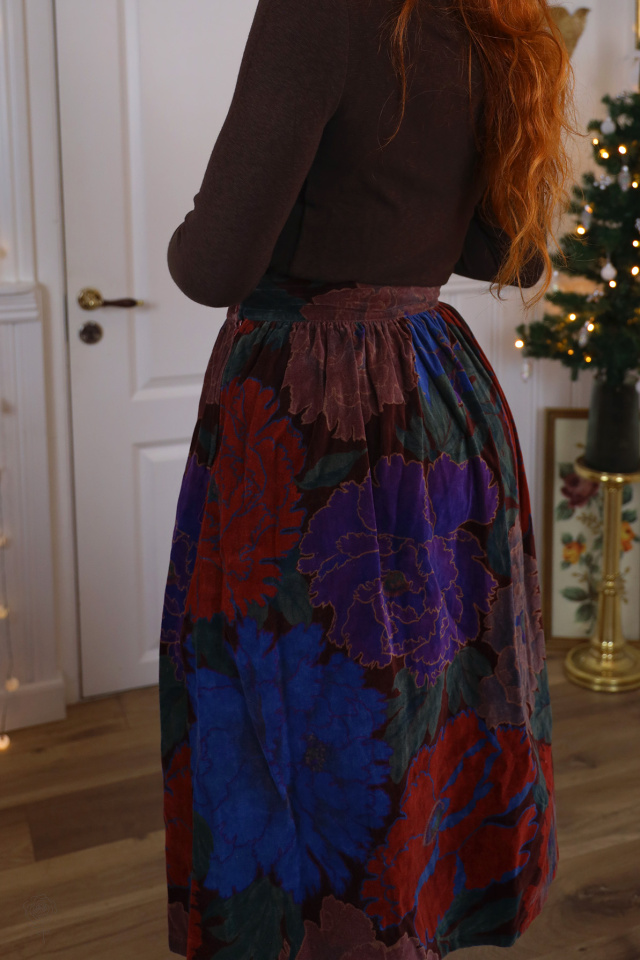 Wonderful Thick Velvet Vintage Skirt | S