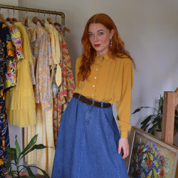 Golden Embroidered Vintage Blouse | M/L