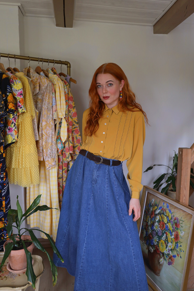 Golden Embroidered Vintage Blouse | M/L
