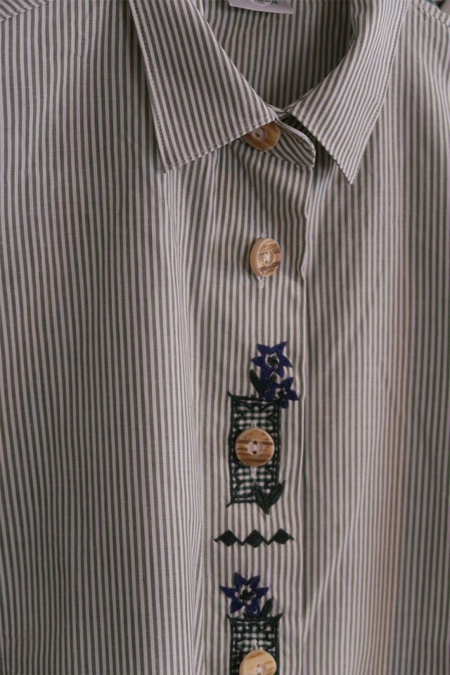 Dusty Green Floral Embroidered Vintage Top | L