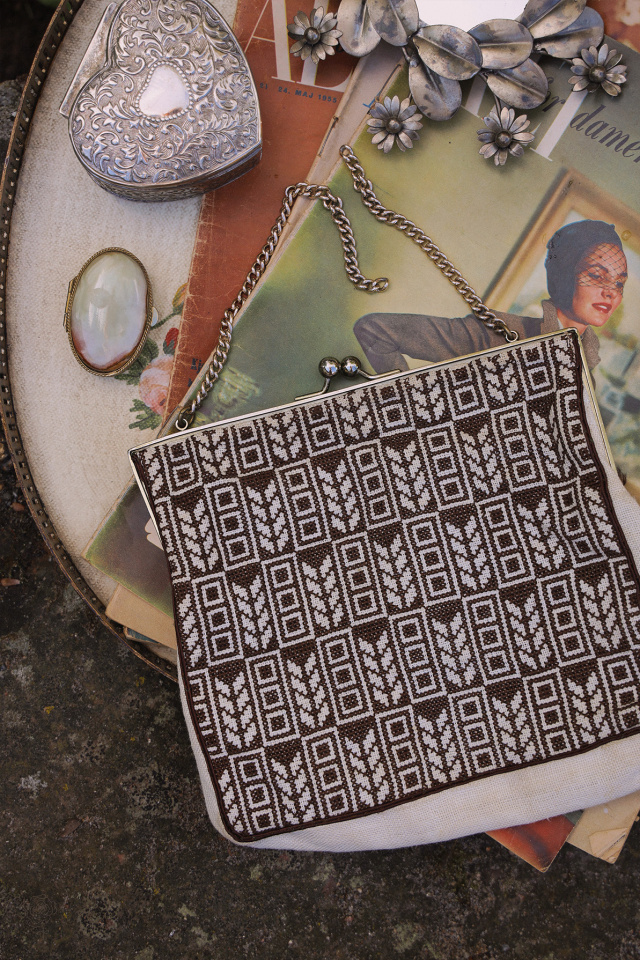 Needlpoint Retro Graphical Purse 