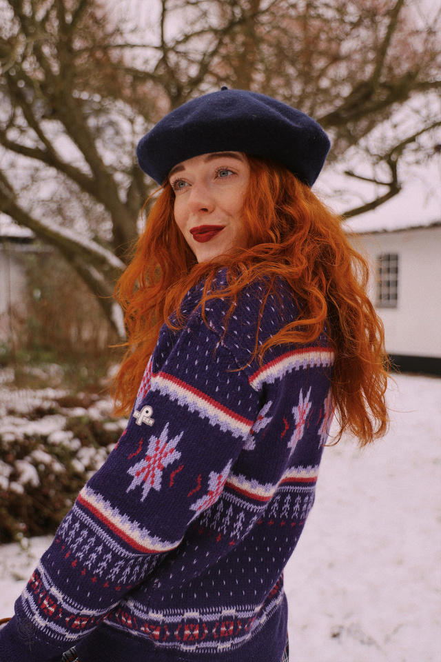 Purple Pattern Ski Peer Winter Sweater | M