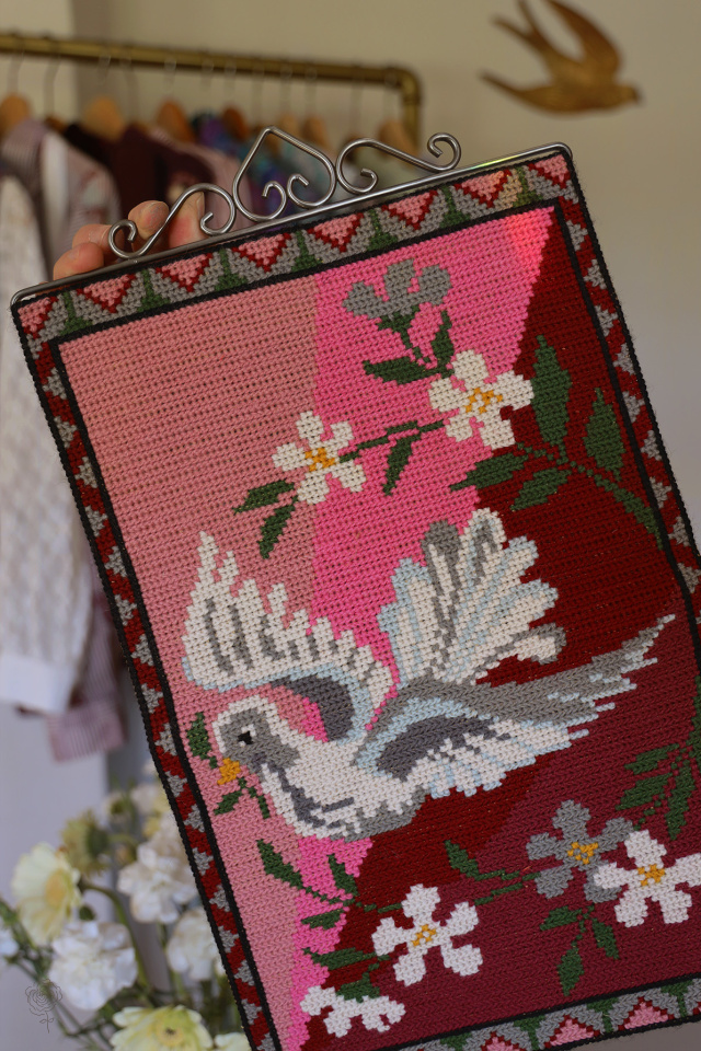 Pink Pigeon Daisy Vintage Wall Hanger Embroidery 