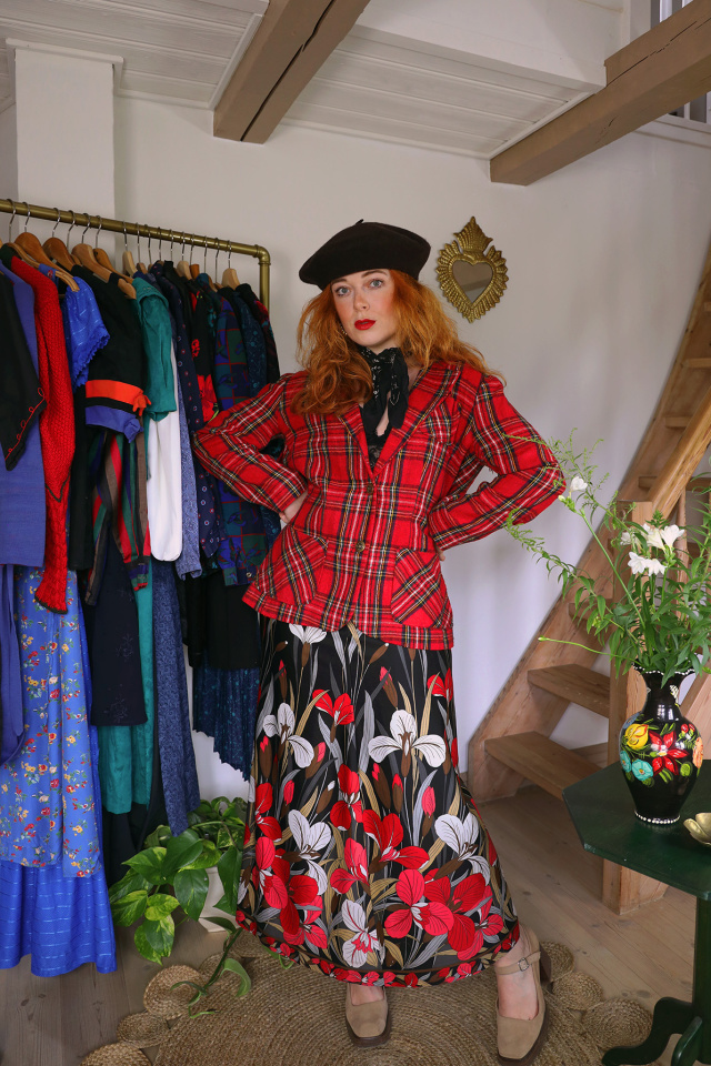 Black Red Floral 70's Vintage Skirt | S