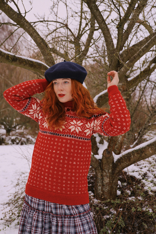 Red Snowflake Vintage Sweater | S