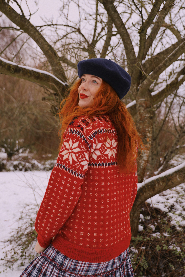Red Snowflake Vintage Sweater | S