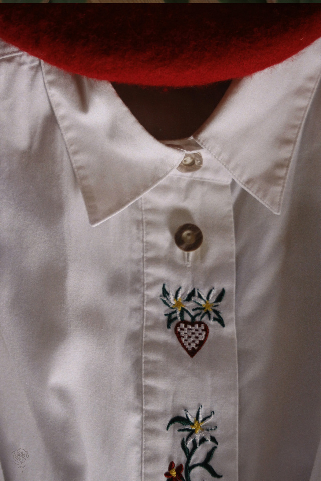 White Heart &amp; Flower Embroidered Vintage Top | XL