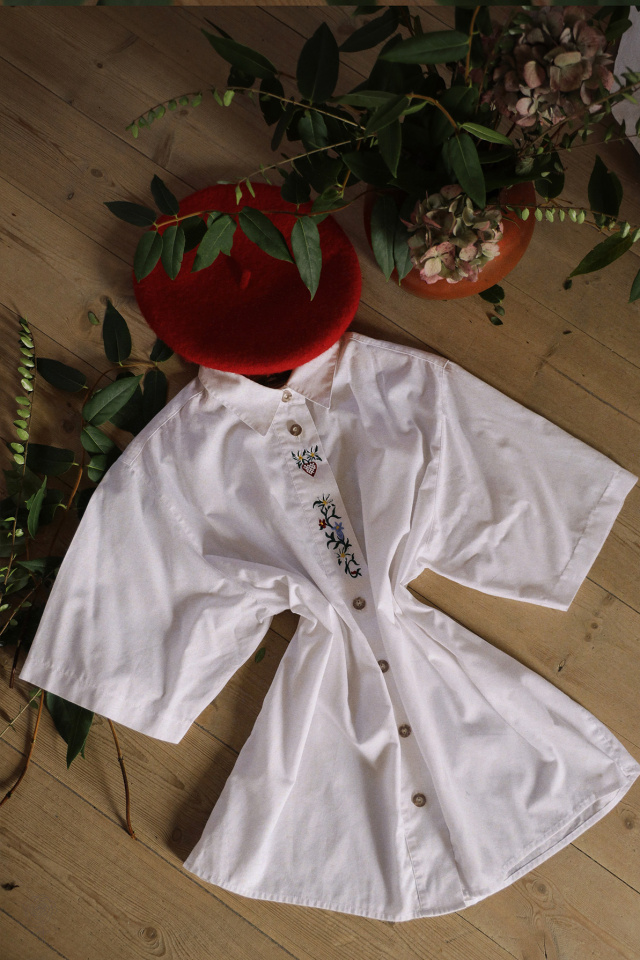 White Heart &amp; Flower Embroidered Vintage Top | XL