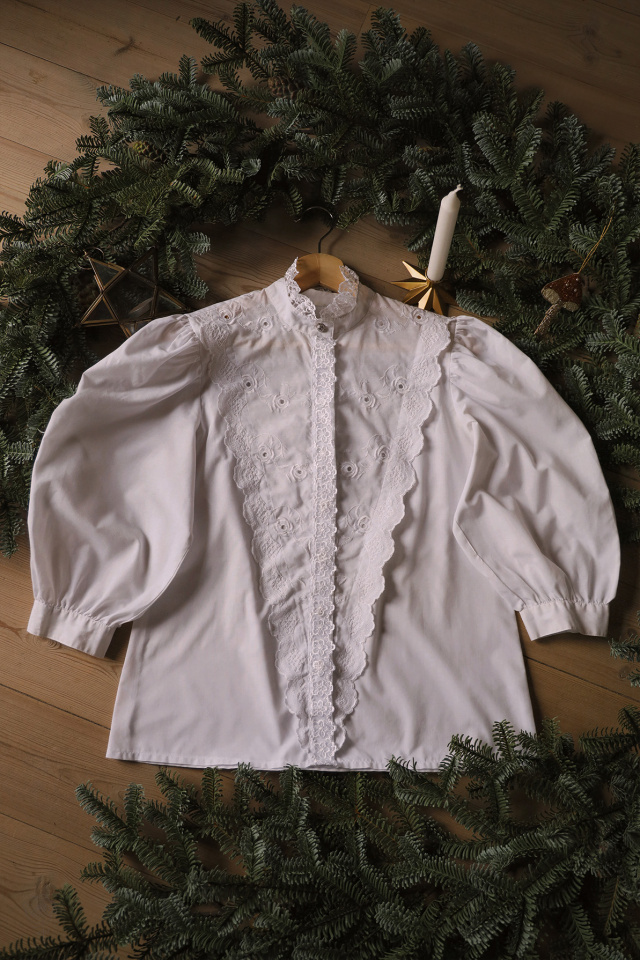Stunning Frilly Lace White Vintage Blouse | S/M