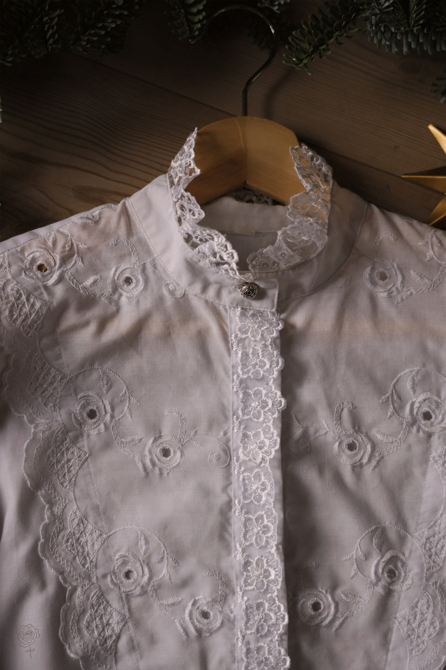 Stunning Frilly Lace White Vintage Blouse | S/M