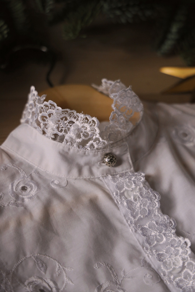 Stunning Frilly Lace White Vintage Blouse | S/M