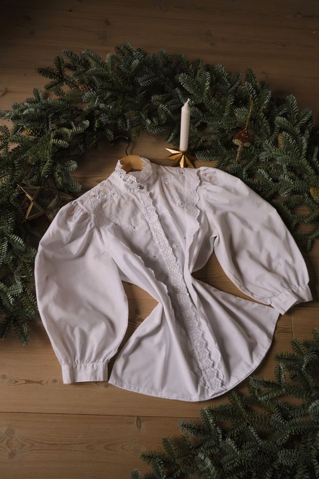 Stunning Frilly Lace White Vintage Blouse | S/M