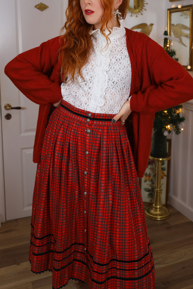 Charming Red Pattern Vintage Skirt | M