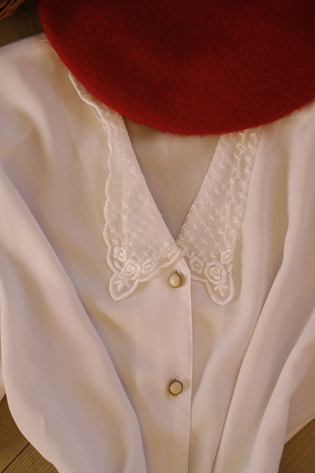 White Adorable Collar Vintage Top | L