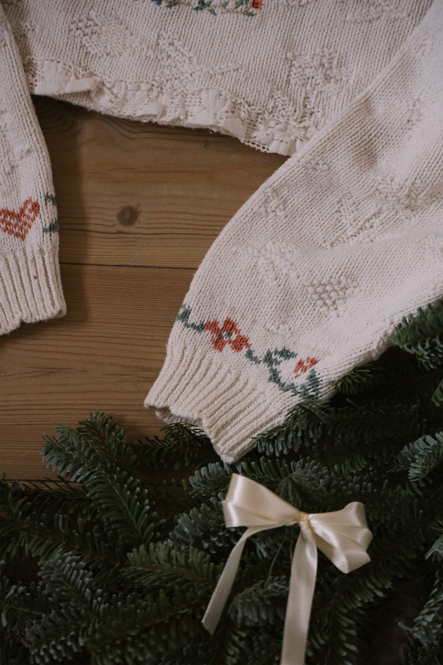 Cropped White Vintage Embroidered Sweater | S