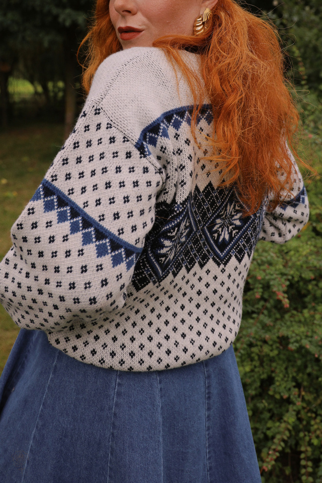 White Blue Pattern Nordic Sweater | M/L