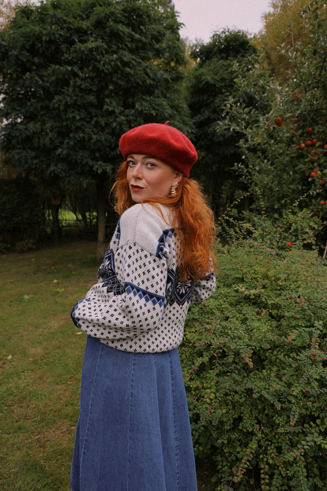 White Blue Pattern Nordic Sweater | M/L
