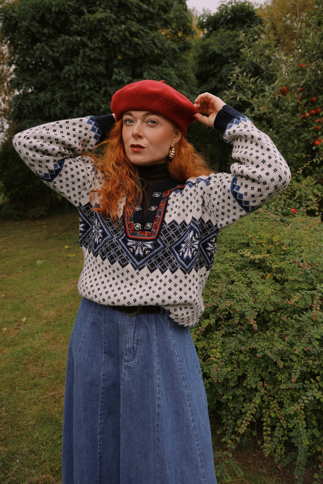 White Blue Pattern Nordic Sweater | M/L