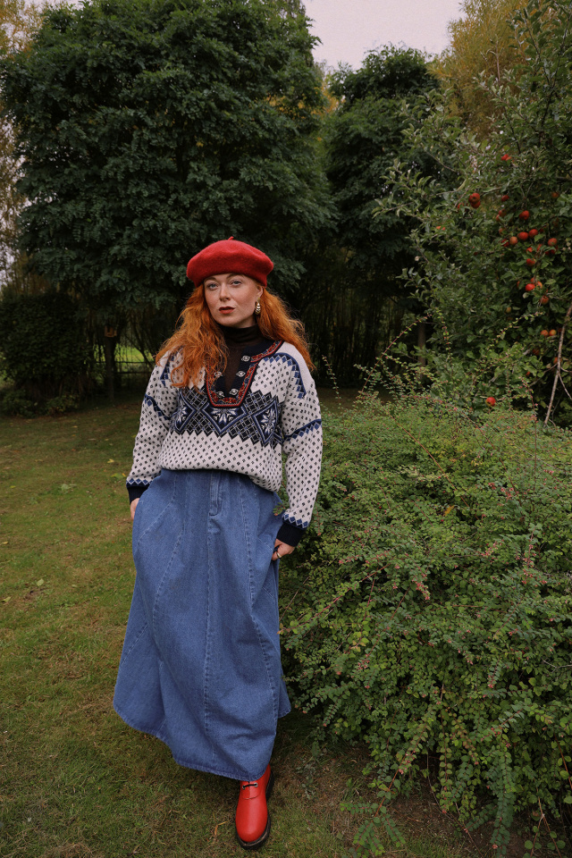 White Blue Pattern Nordic Sweater | M/L